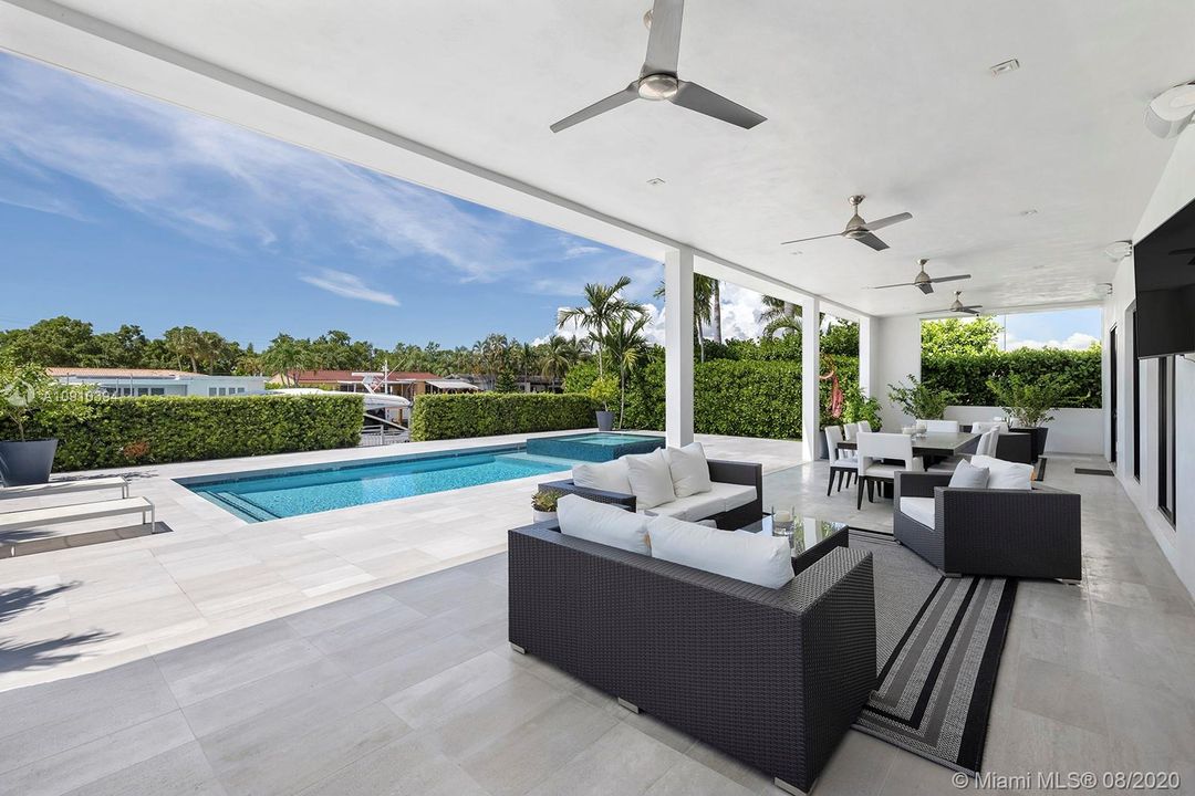 Recently Sold: $2,800,000 (4 beds, 5 baths, 3748 Square Feet)