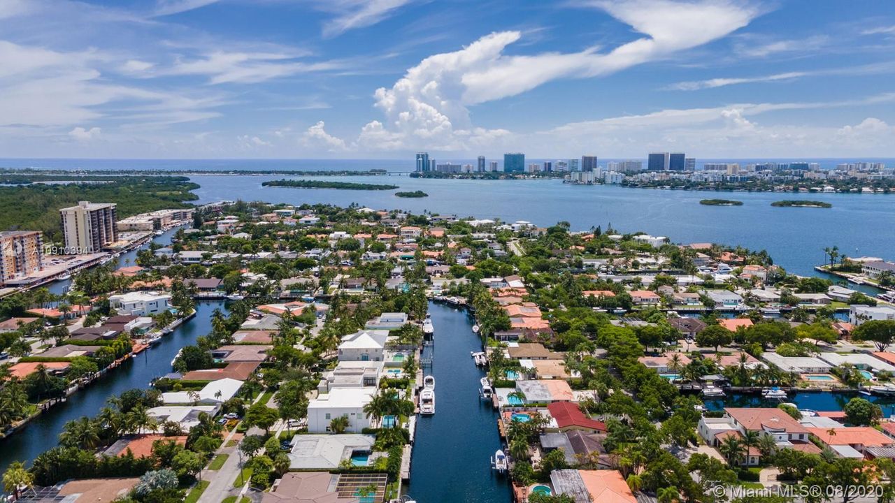 Recently Sold: $2,800,000 (4 beds, 5 baths, 3748 Square Feet)