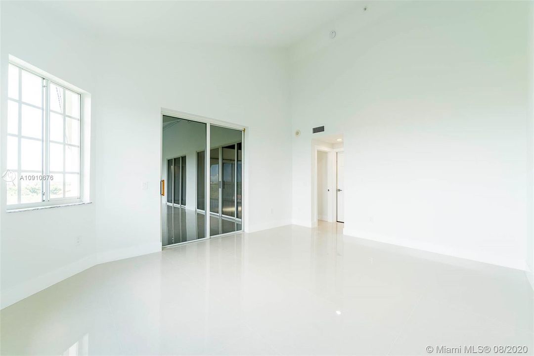 Recently Sold: $569,000 (3 beds, 2 baths, 2004 Square Feet)