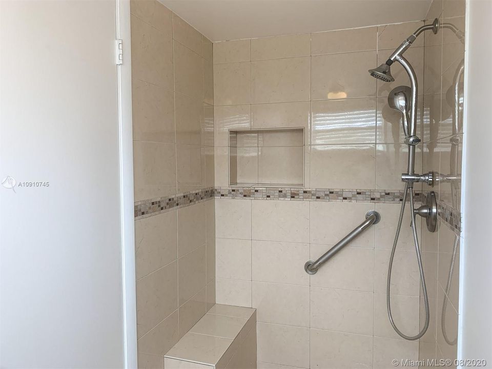 Недавно продано: $179,900 (2 спален, 2 ванн, 976 Квадратных фут)