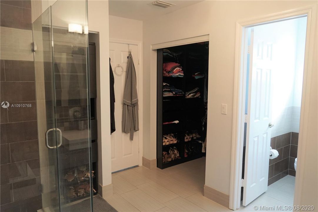 Recently Sold: $430,000 (3 beds, 2 baths, 1716 Square Feet)