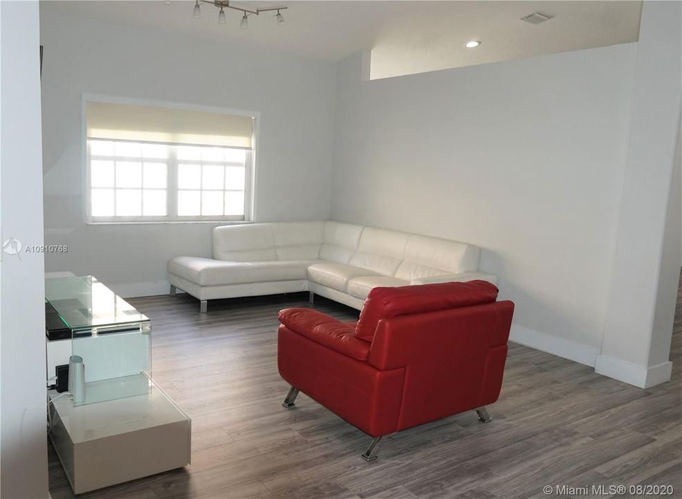 Recently Sold: $430,000 (3 beds, 2 baths, 1716 Square Feet)