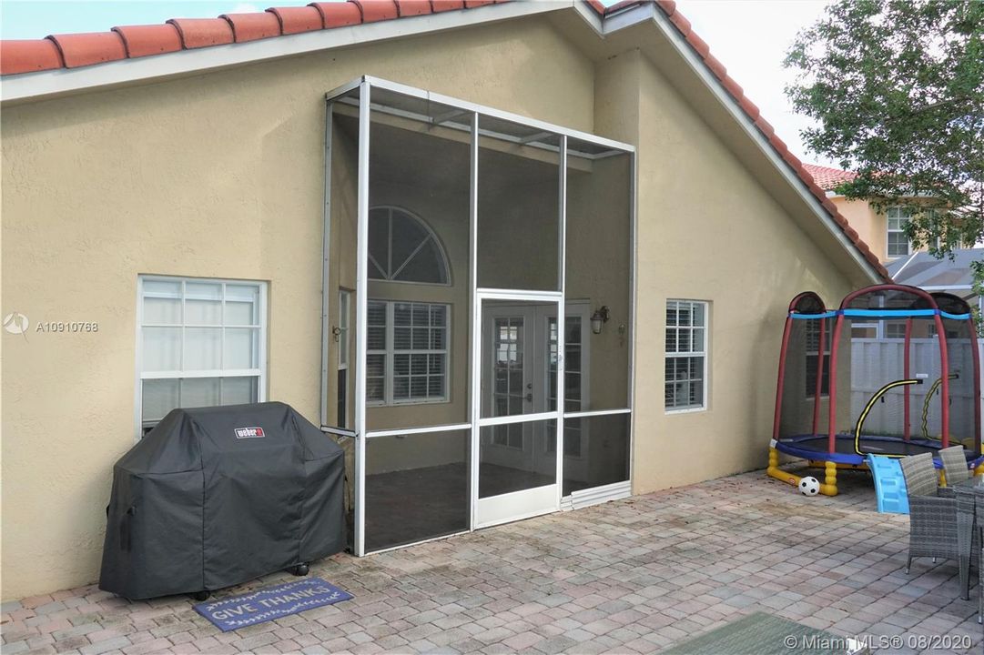 Recently Sold: $430,000 (3 beds, 2 baths, 1716 Square Feet)