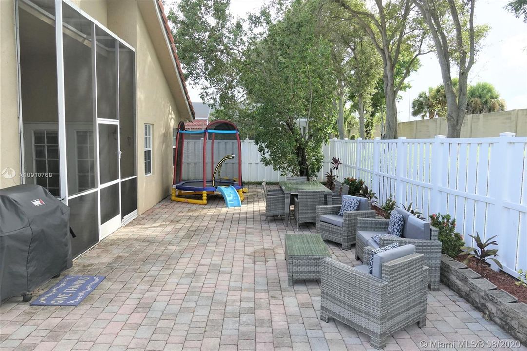 Recently Sold: $430,000 (3 beds, 2 baths, 1716 Square Feet)