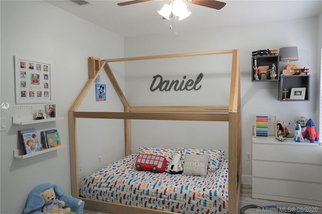 Recently Sold: $430,000 (3 beds, 2 baths, 1716 Square Feet)