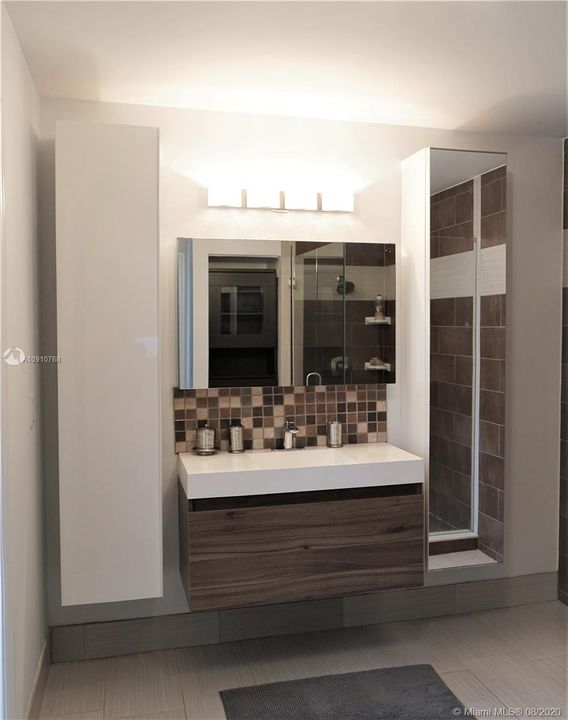 Recently Sold: $430,000 (3 beds, 2 baths, 1716 Square Feet)