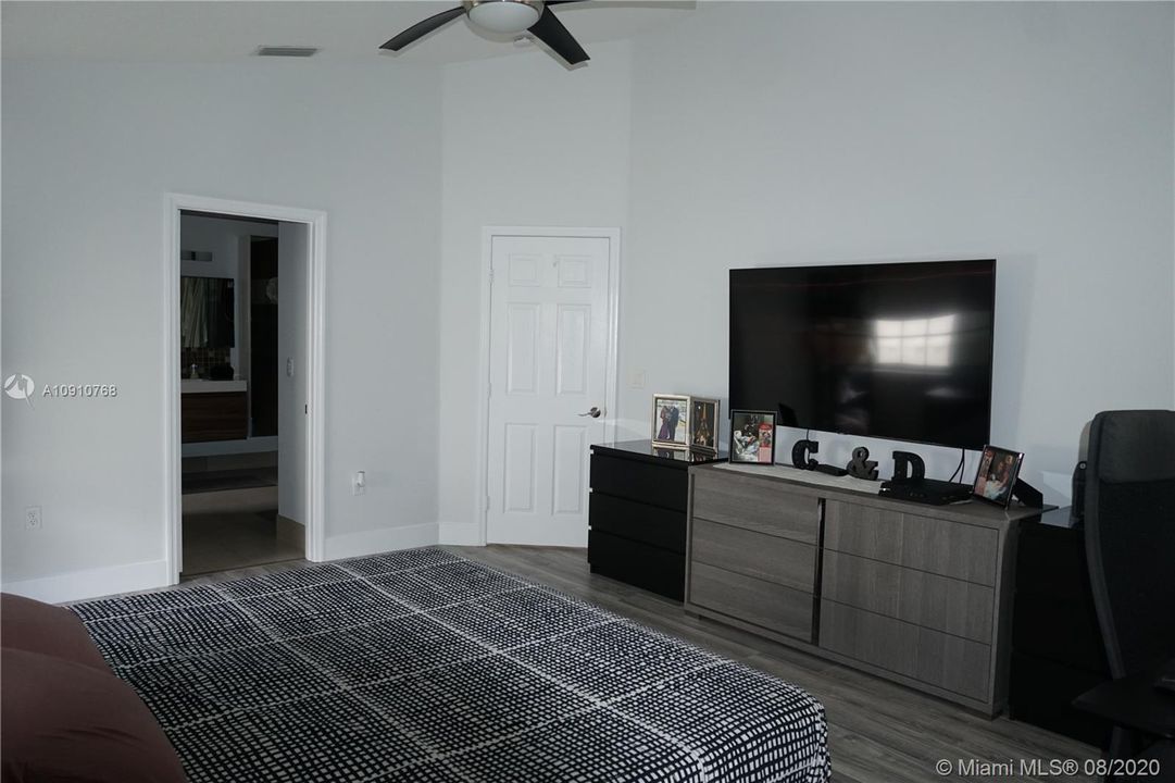 Recently Sold: $430,000 (3 beds, 2 baths, 1716 Square Feet)
