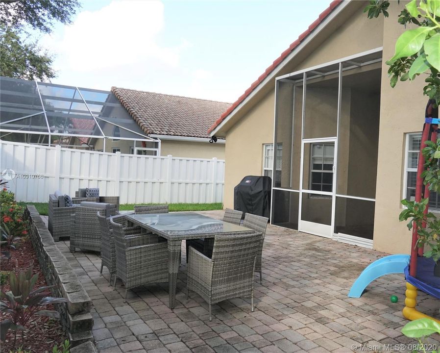 Recently Sold: $430,000 (3 beds, 2 baths, 1716 Square Feet)