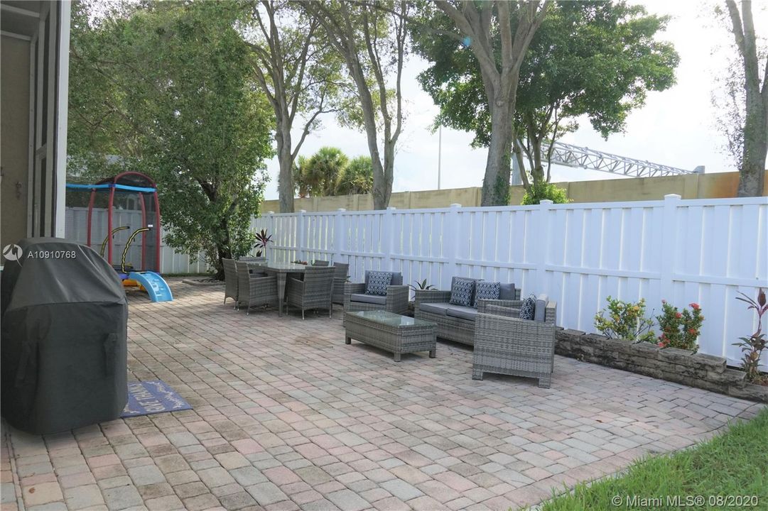 Recently Sold: $430,000 (3 beds, 2 baths, 1716 Square Feet)