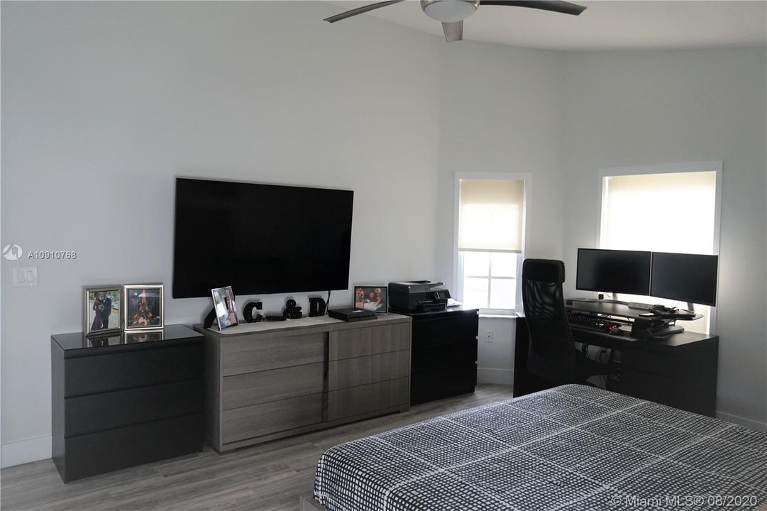 Recently Sold: $430,000 (3 beds, 2 baths, 1716 Square Feet)