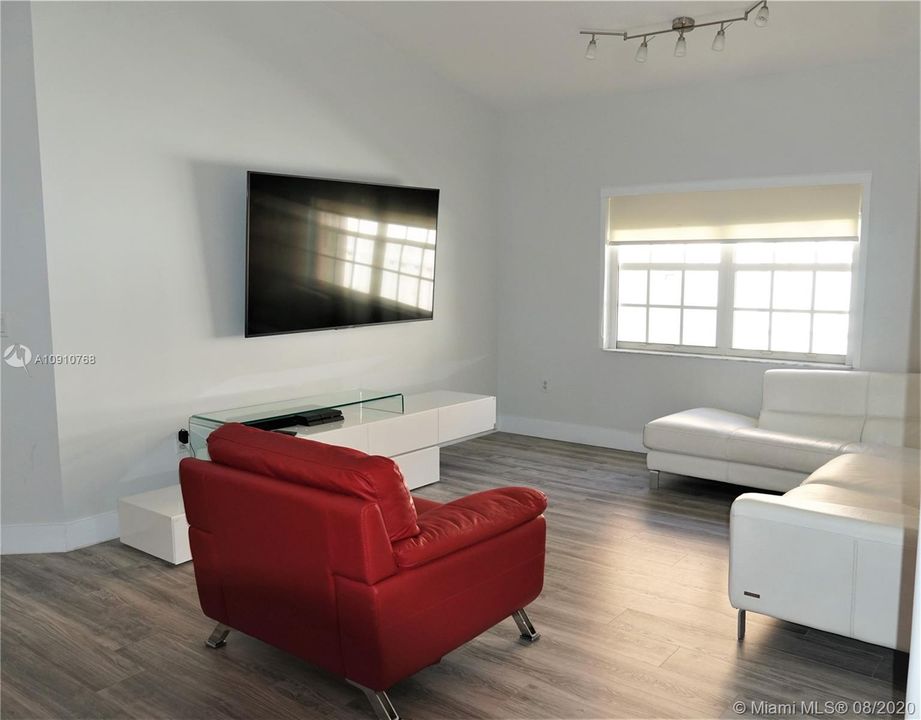 Recently Sold: $430,000 (3 beds, 2 baths, 1716 Square Feet)