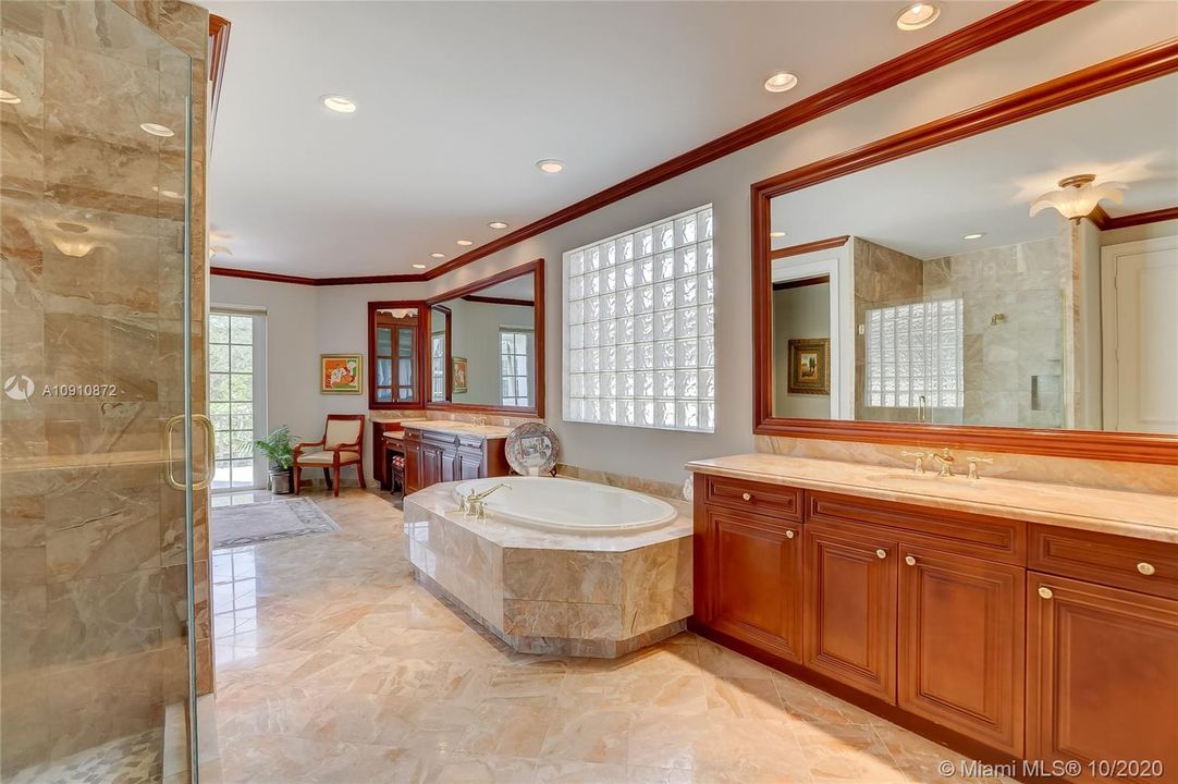 Large luxurious master bathroom w/ soaking tub, private shower and two large vanities
