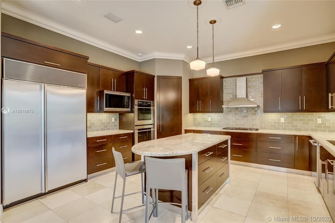Large Updated Contemporary Kitchen w/ Gas Range, Sub Zero, Double Ovens & Wolf Microwave