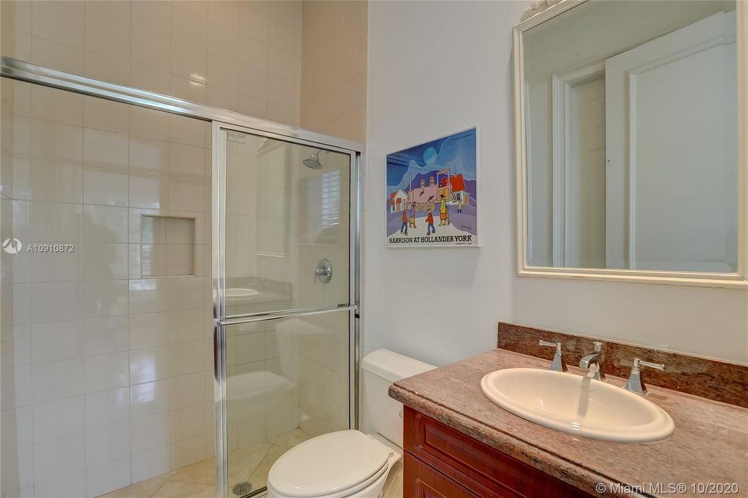 Cabana Bathroom, en suite to the office / bedroom