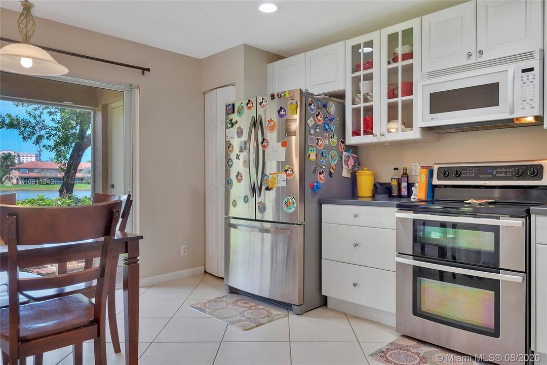 Kitchen Photo 2