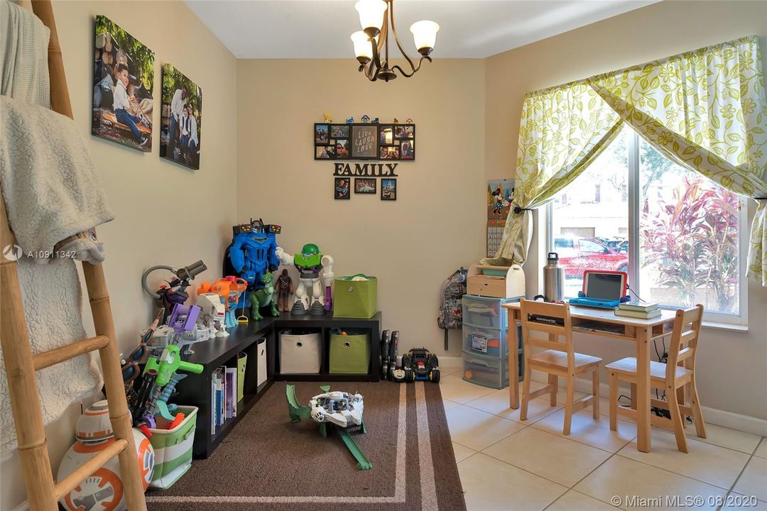 Living Room Photo 4