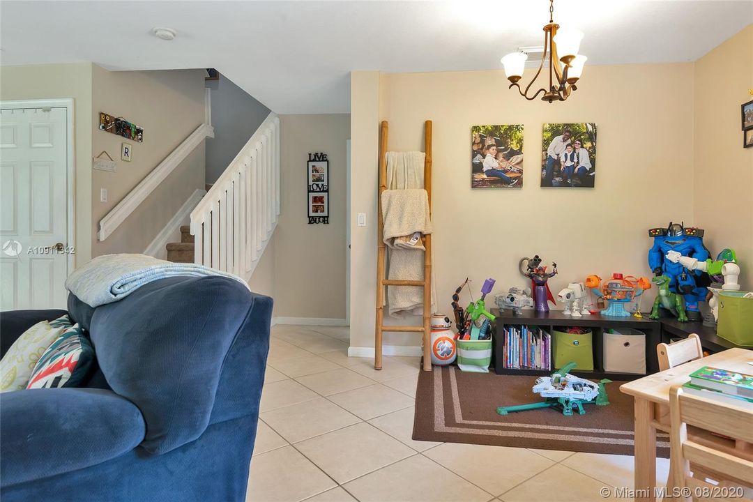 Living Room Photo 6