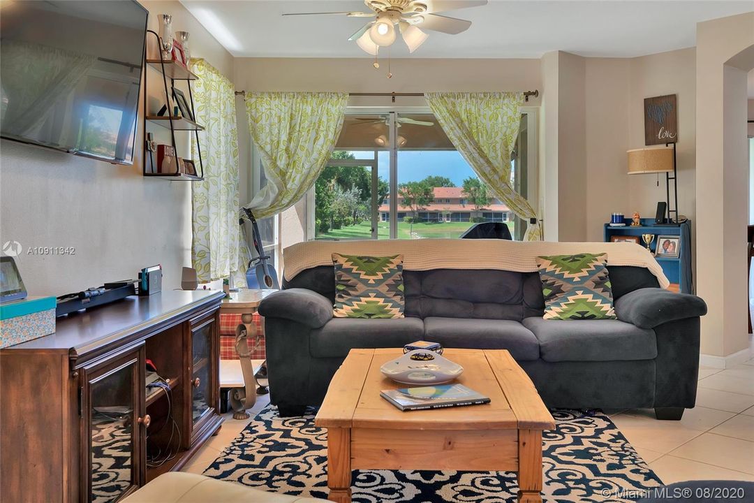 Living Room Photo 1