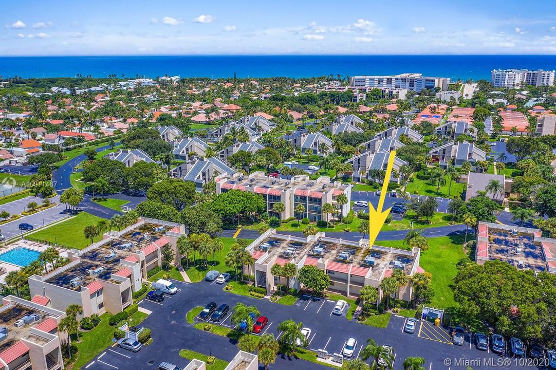 Tennis villa condo located on the 2nd floor. Close to beach, restaurants and shopping.