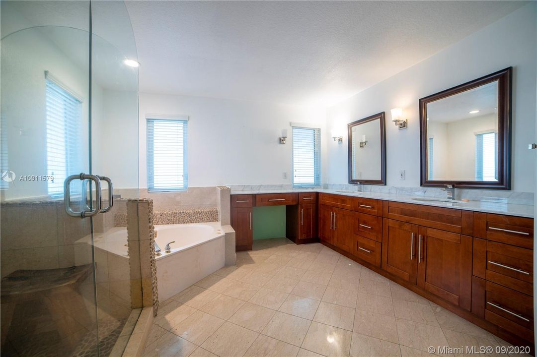 最近租的: $6,500 (5 贝兹, 3 浴室, 3196 平方英尺)