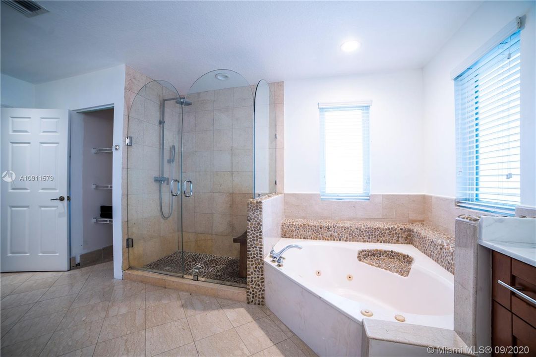 最近租的: $6,500 (5 贝兹, 3 浴室, 3196 平方英尺)