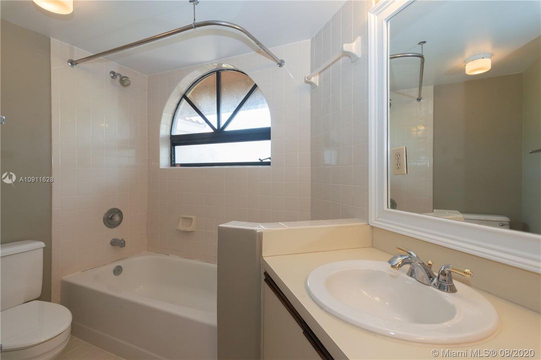 Vendido Recientemente: $280,000 (2 camas, 2 baños, 1240 Pies cuadrados)