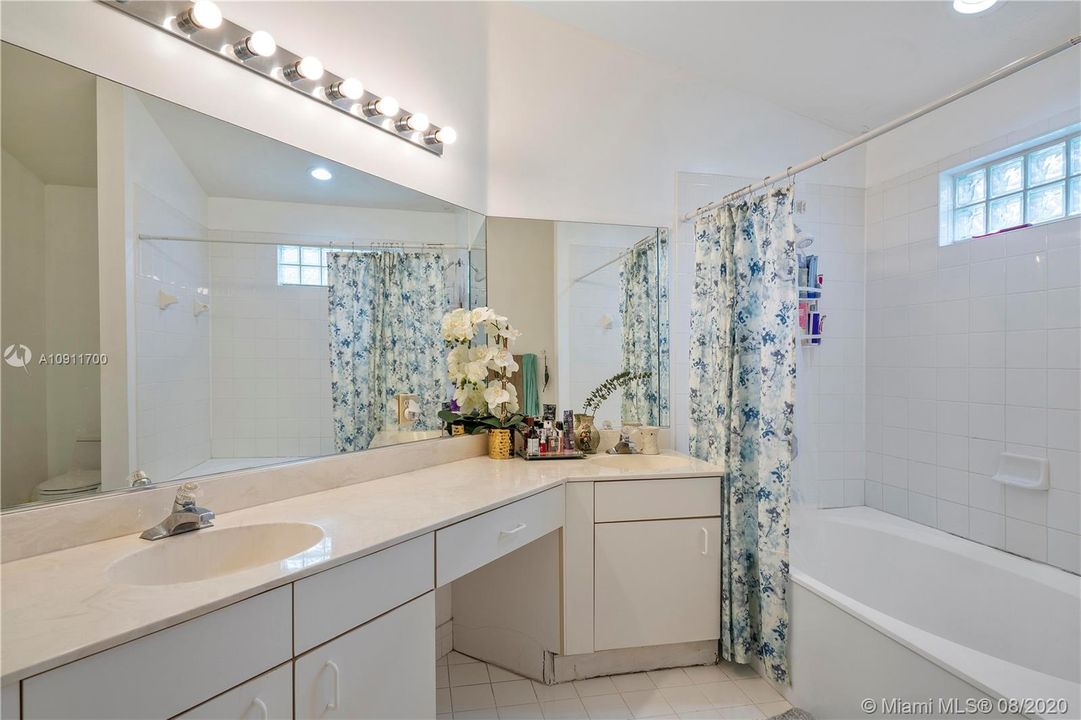 Recently Sold: $385,000 (3 beds, 2 baths, 1692 Square Feet)