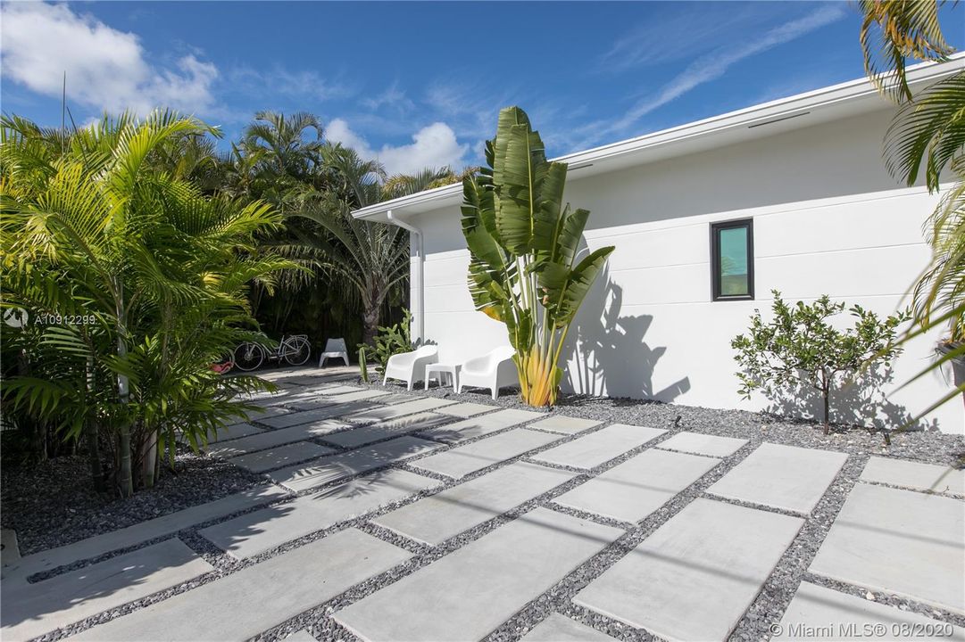 Recently Rented: $14,000 (2 beds, 2 baths, 1664 Square Feet)