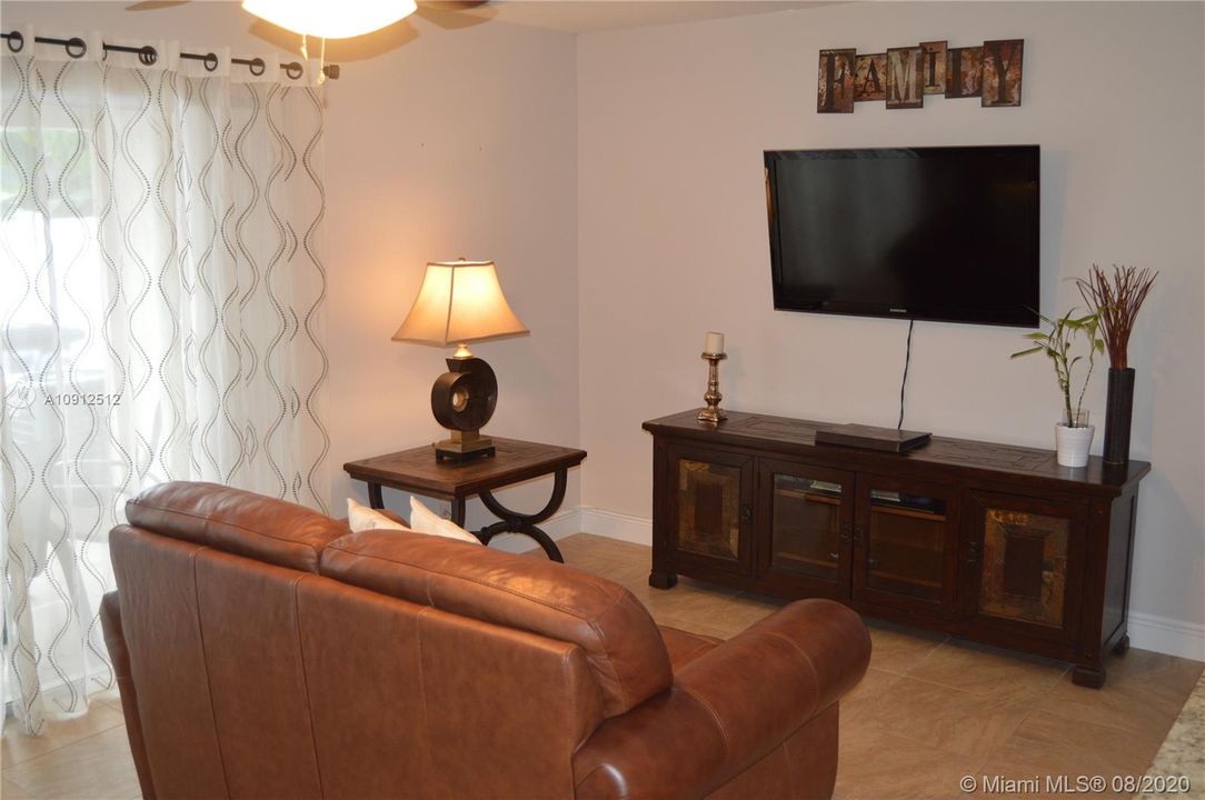 Недавно продано: $249,950 (3 спален, 2 ванн, 1400 Квадратных фут)