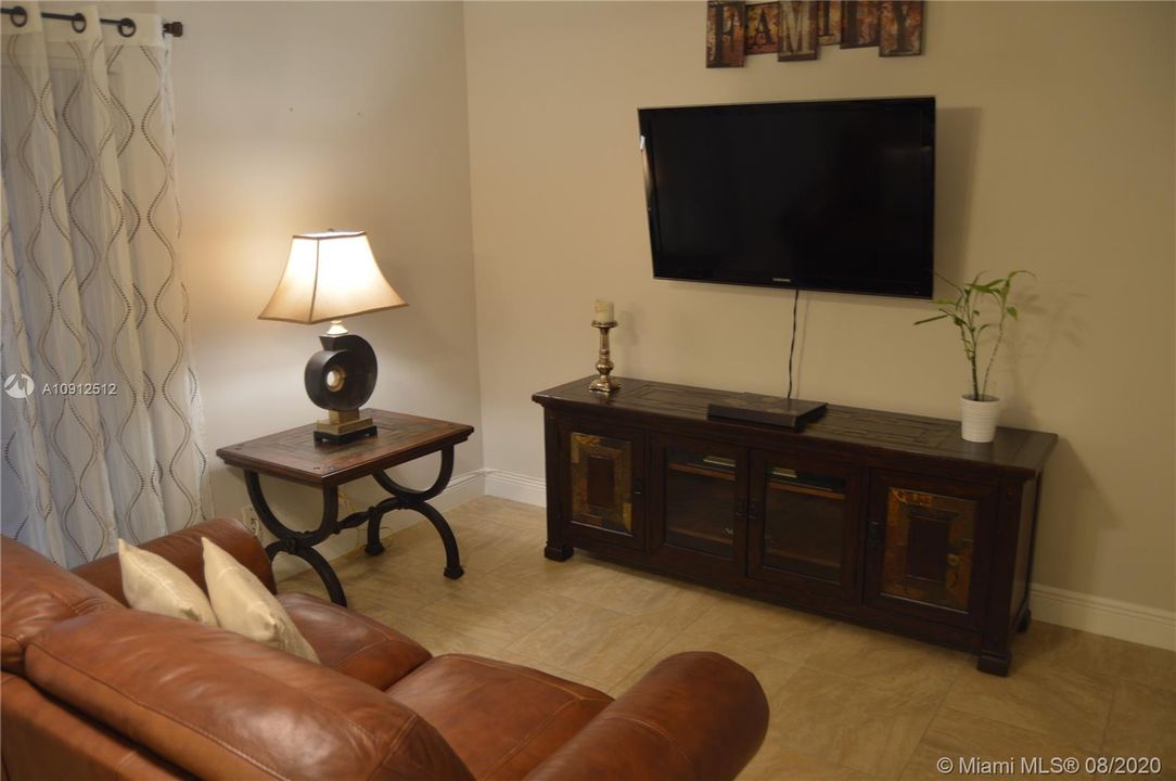 Недавно продано: $249,950 (3 спален, 2 ванн, 1400 Квадратных фут)