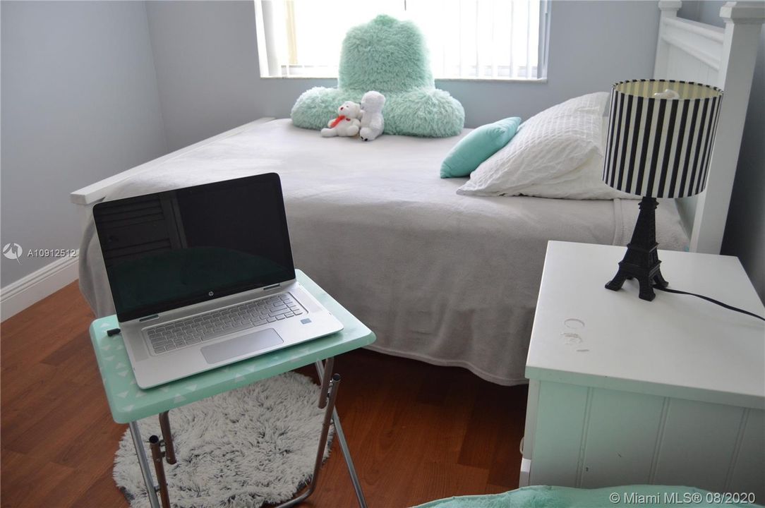 Недавно продано: $249,950 (3 спален, 2 ванн, 1400 Квадратных фут)