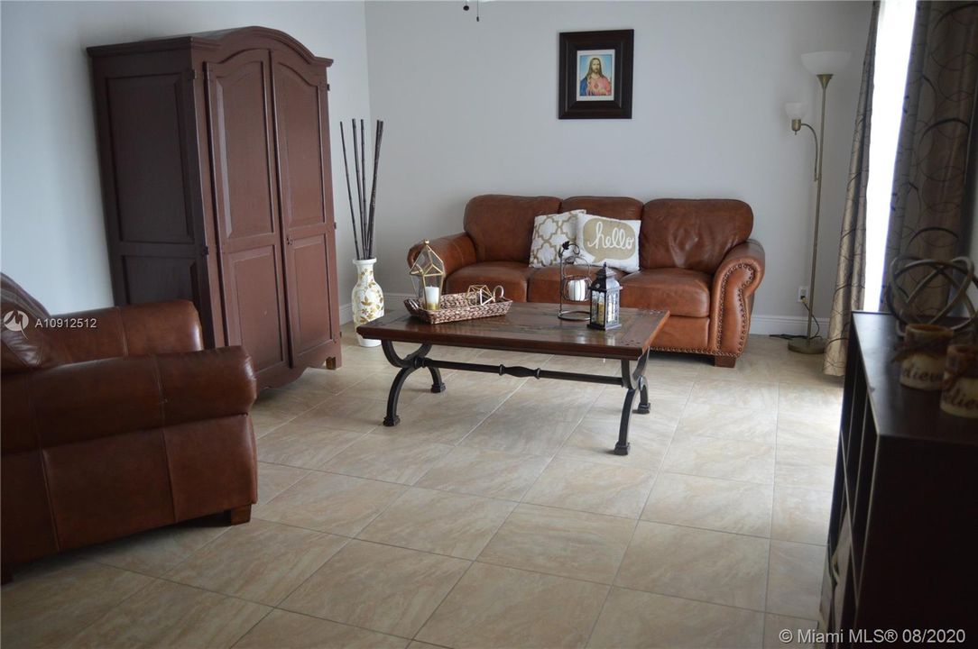 Недавно продано: $249,950 (3 спален, 2 ванн, 1400 Квадратных фут)