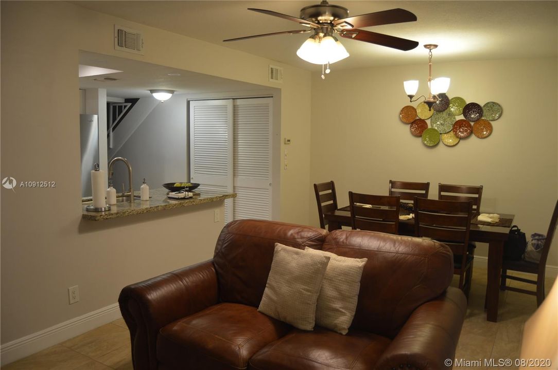 Недавно продано: $249,950 (3 спален, 2 ванн, 1400 Квадратных фут)