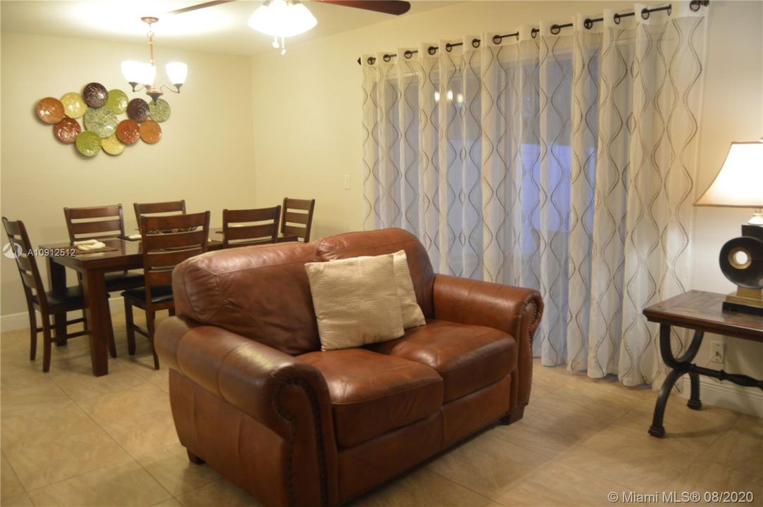 Недавно продано: $249,950 (3 спален, 2 ванн, 1400 Квадратных фут)