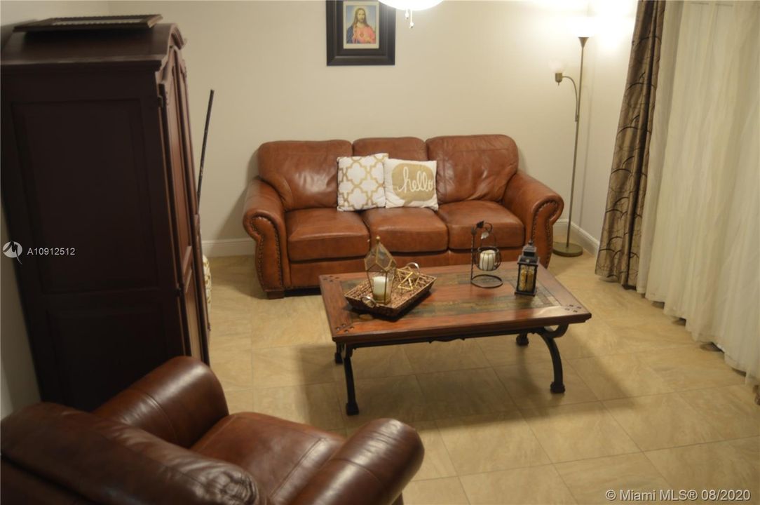 Недавно продано: $249,950 (3 спален, 2 ванн, 1400 Квадратных фут)