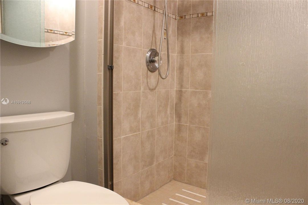 最近售出: $180,000 (2 贝兹, 2 浴室, 1044 平方英尺)