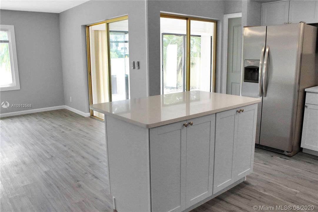 最近售出: $180,000 (2 贝兹, 2 浴室, 1044 平方英尺)