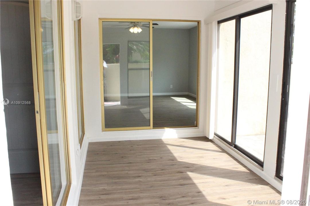 最近售出: $180,000 (2 贝兹, 2 浴室, 1044 平方英尺)