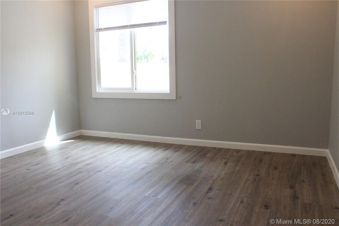 最近售出: $180,000 (2 贝兹, 2 浴室, 1044 平方英尺)