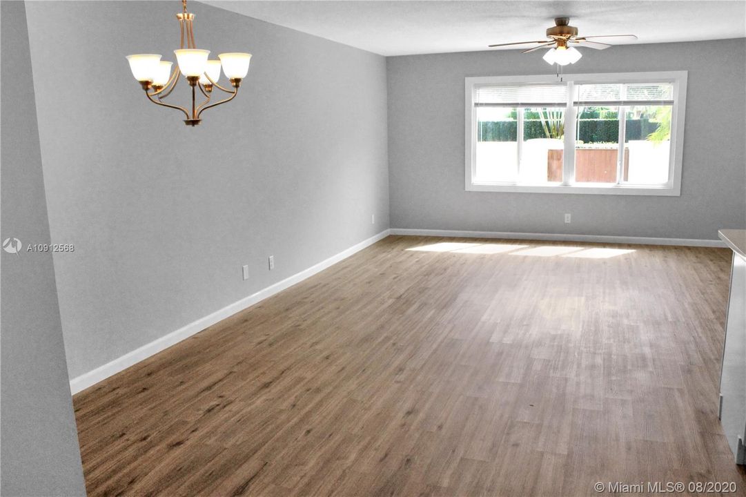 最近售出: $180,000 (2 贝兹, 2 浴室, 1044 平方英尺)