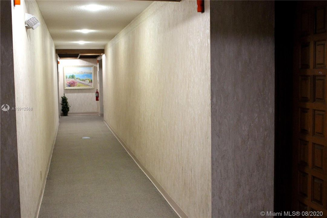 最近售出: $180,000 (2 贝兹, 2 浴室, 1044 平方英尺)