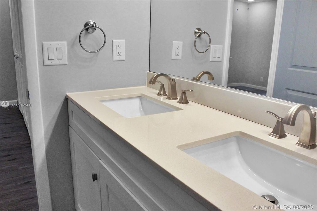 最近售出: $180,000 (2 贝兹, 2 浴室, 1044 平方英尺)