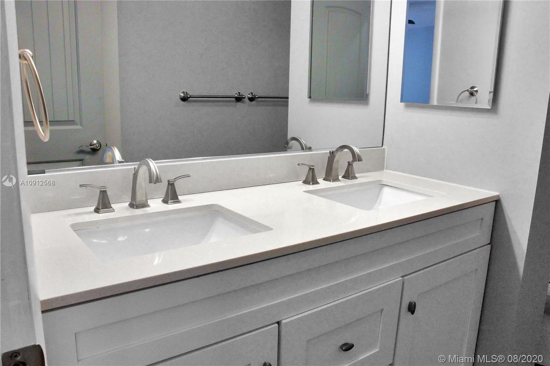 最近售出: $180,000 (2 贝兹, 2 浴室, 1044 平方英尺)