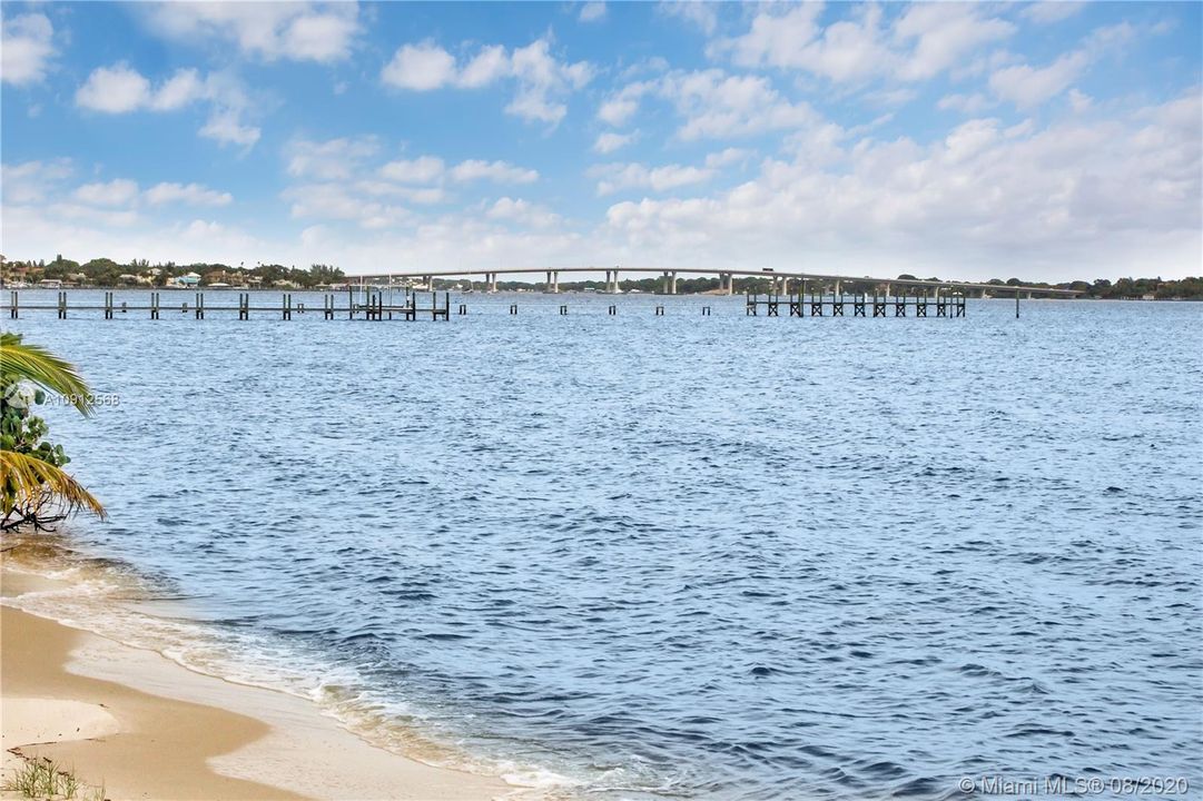 最近售出: $180,000 (2 贝兹, 2 浴室, 1044 平方英尺)