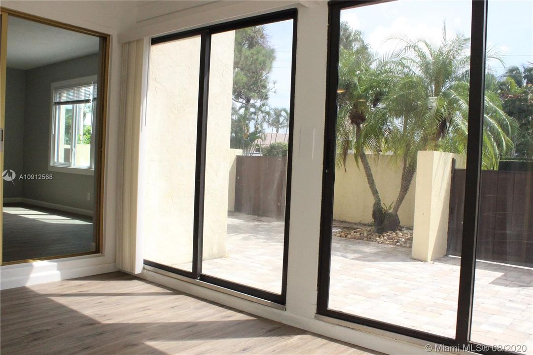 最近售出: $180,000 (2 贝兹, 2 浴室, 1044 平方英尺)