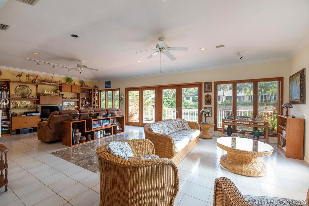 Vendido Recientemente: $1,349,000 (3 camas, 2 baños, 1716 Pies cuadrados)