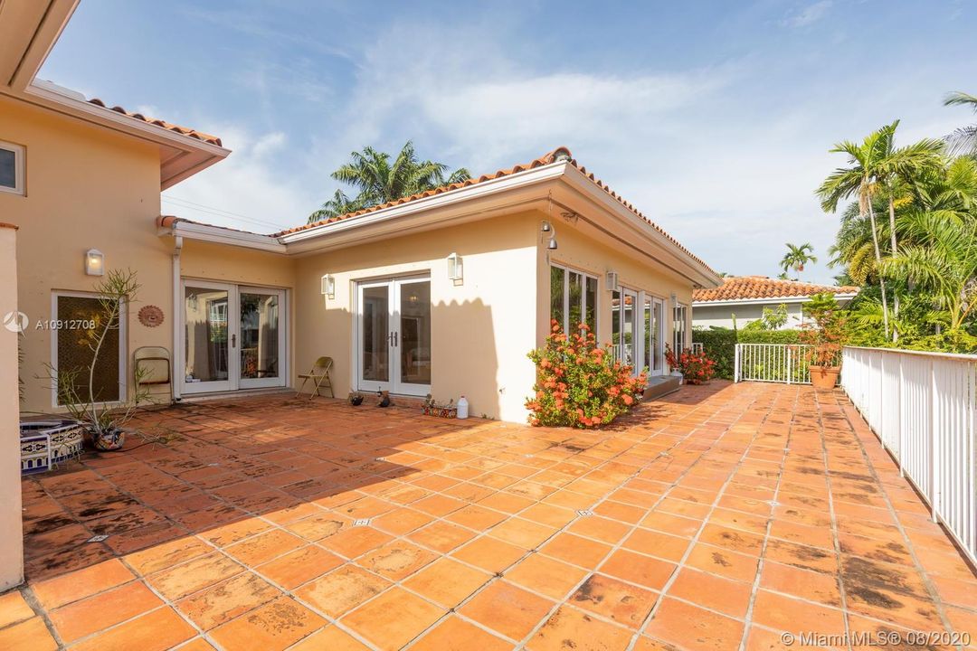 Vendido Recientemente: $1,349,000 (3 camas, 2 baños, 1716 Pies cuadrados)