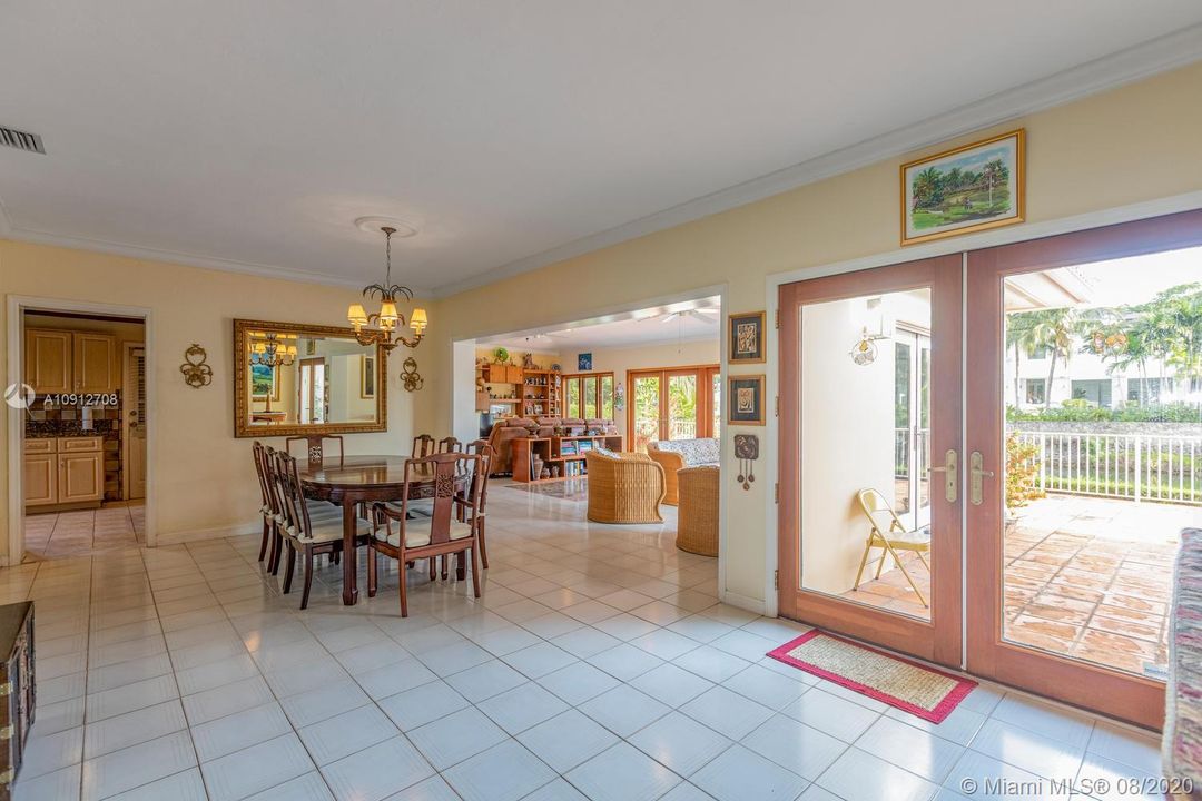 Vendido Recientemente: $1,349,000 (3 camas, 2 baños, 1716 Pies cuadrados)