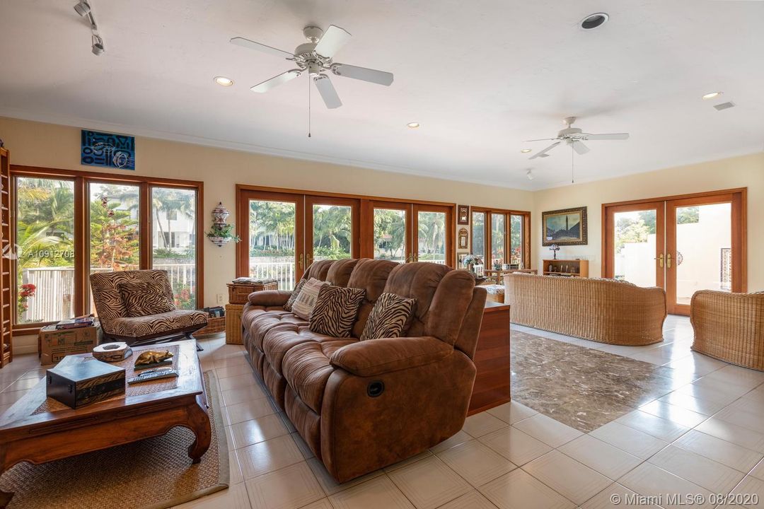 Vendido Recientemente: $1,349,000 (3 camas, 2 baños, 1716 Pies cuadrados)