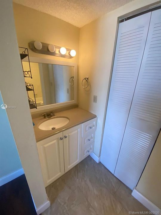 Vendido Recientemente: $135,000 (2 camas, 2 baños, 900 Pies cuadrados)